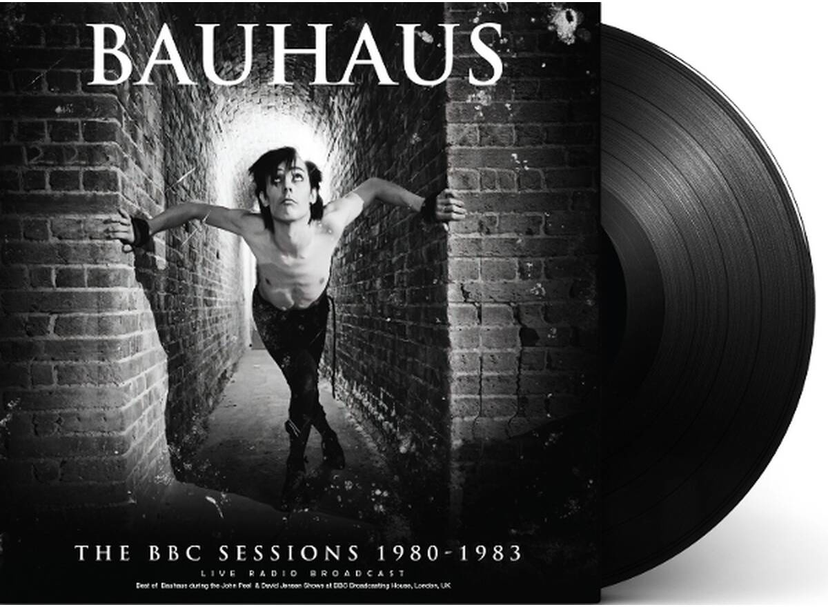 Album borító. Egy férfi egy keskeny téglakorridorban, karjai széttárva. Cím: Bauhaus, The BBC Sessions 1980-1983. Jobbra egy hanglemez.