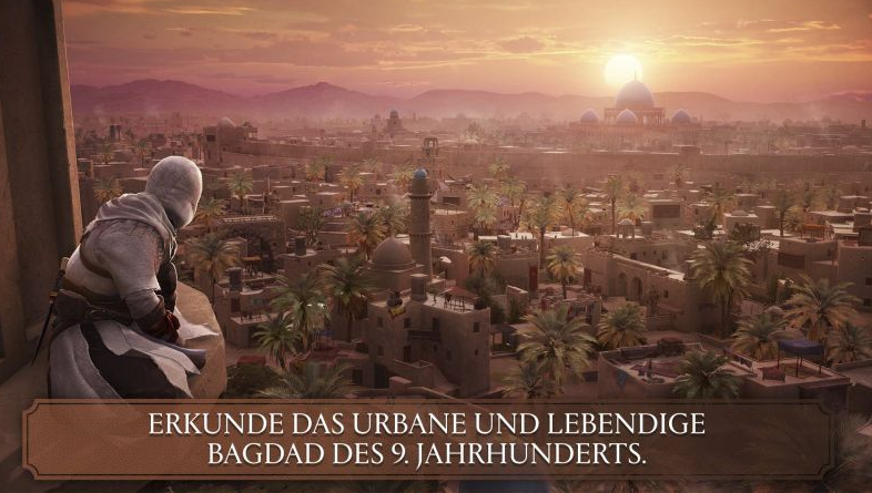 Eine Person in Kapuzenkleidung blickt bei Sonnenuntergang auf eine historische Stadt. Gebäude, Palmen und eine große Kuppel sind sichtbar.