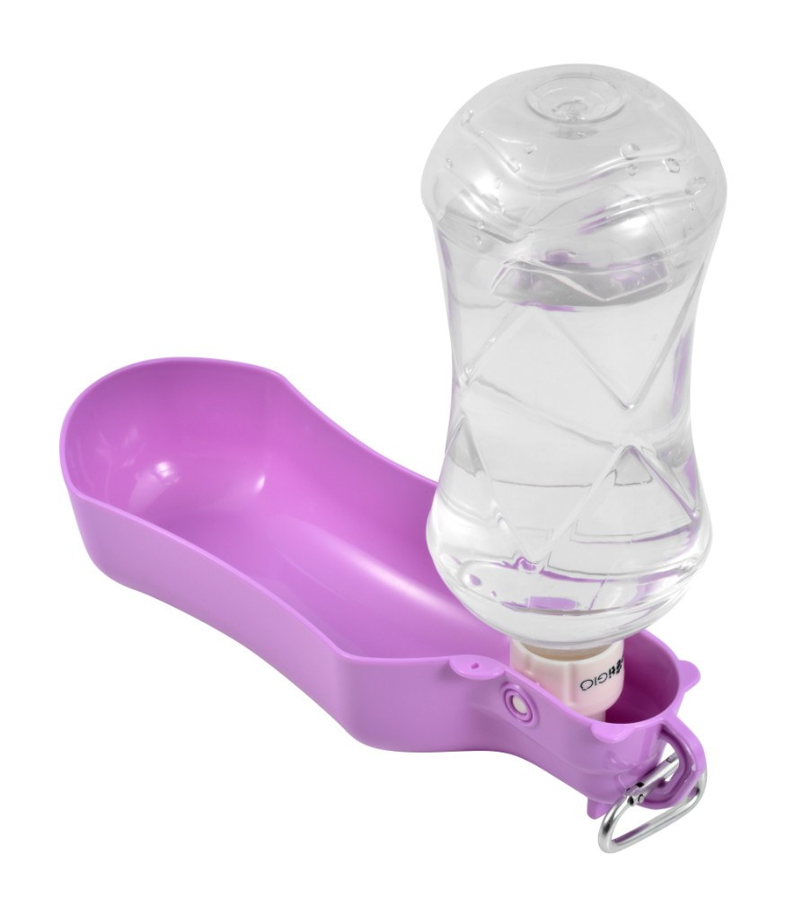 Fioletowa butelka na wodę dla zwierząt z przezroczystą plastikową butelką i fioletowym korytem. Do końca przymocowany jest metalowy klips.