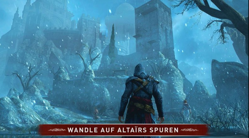 Eine Kapuzenfigur steht vor einer verschneiten Festung. Schnee fällt über einen Berg. Der Text unten lautet 'Wandle auf Altaïrs Spuren'.