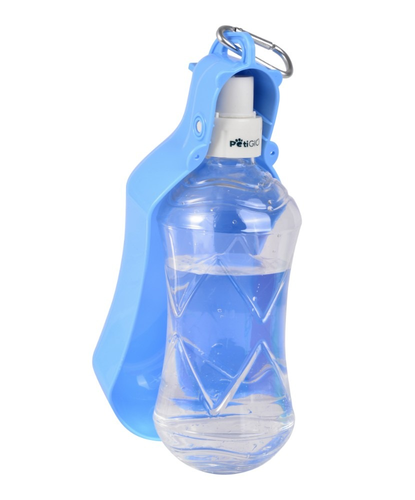Niebieska butelka na wodę Petigio dla zwierząt, wypełniona wodą. Ma niebieskie poidło i metalowy karabińczyk.