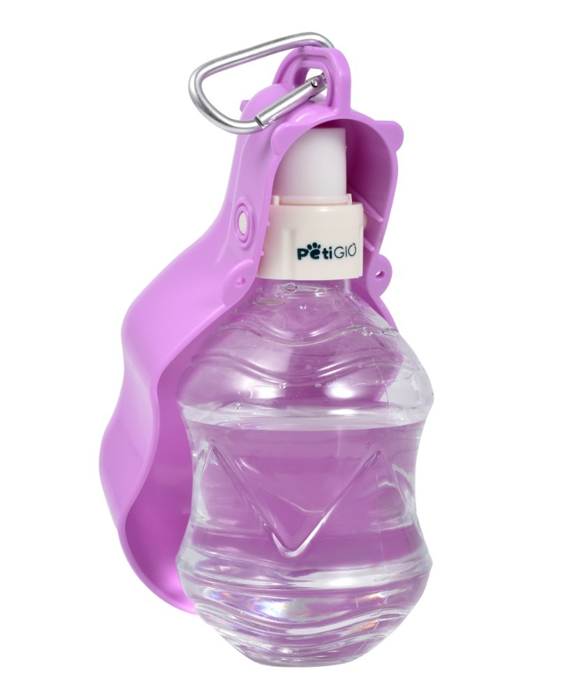 Fioletowa butelka na wodę dla zwierząt z karabińczykiem, białą zakrętką i czystą wodą w środku, na białym tle.