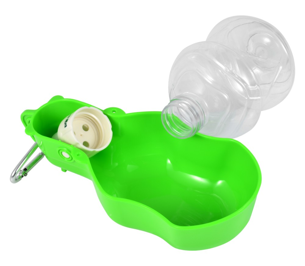 Zielona miska na wodę dla zwierząt z białym wylewem i przezroczystą plastikową butelką. Miska ma karabińczyk.