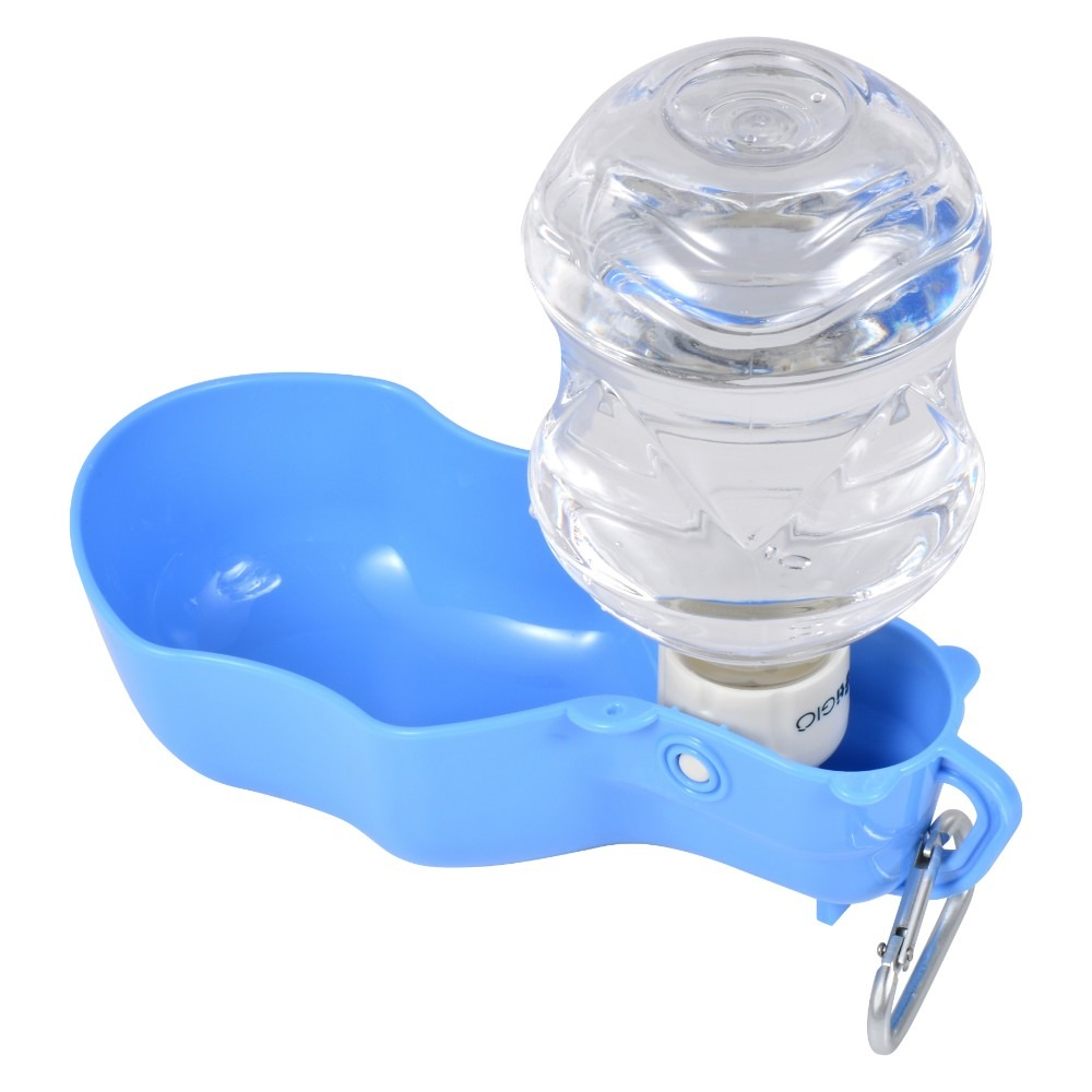 Niebieska butelka na wodę dla zwierząt z przezroczystym pojemnikiem na wodę na górze i miską na dole, z karabińczykiem.
