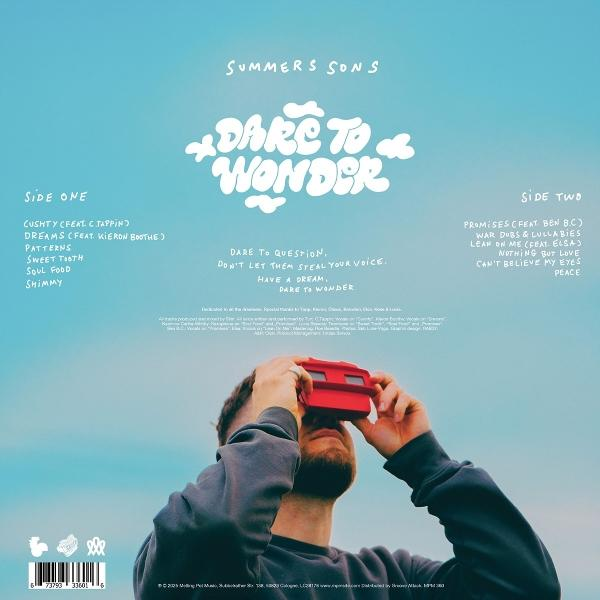 Eine Person schaut durch einen roten Betrachter. Der Hintergrund ist ein blauer Himmel mit Albumcover: Summers Sons, Dare to Wonder.