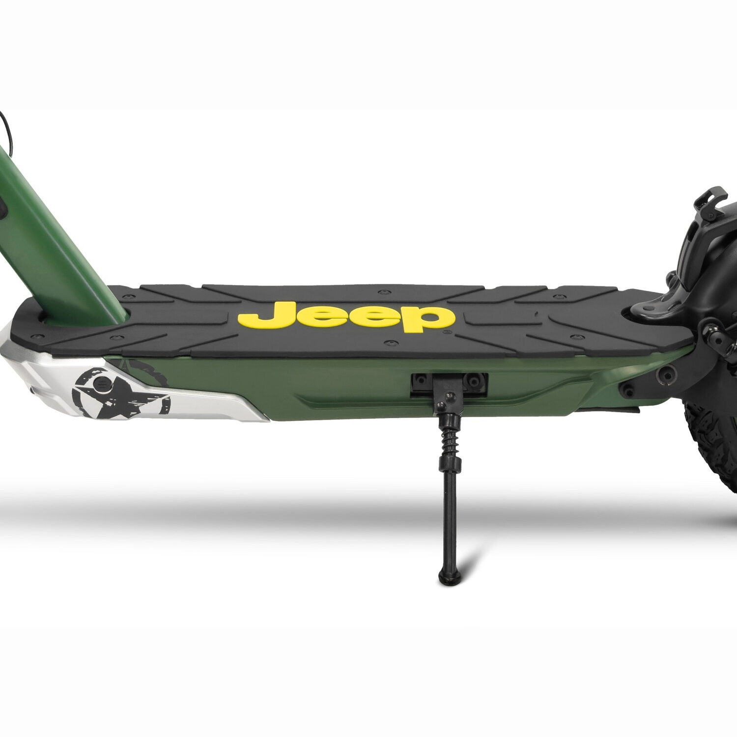 Een groene en zwarte Jeep elektrische scooter. Het deck heeft 'Jeep' in geel. De standaard staat omlaag. De achtergrond is wit.