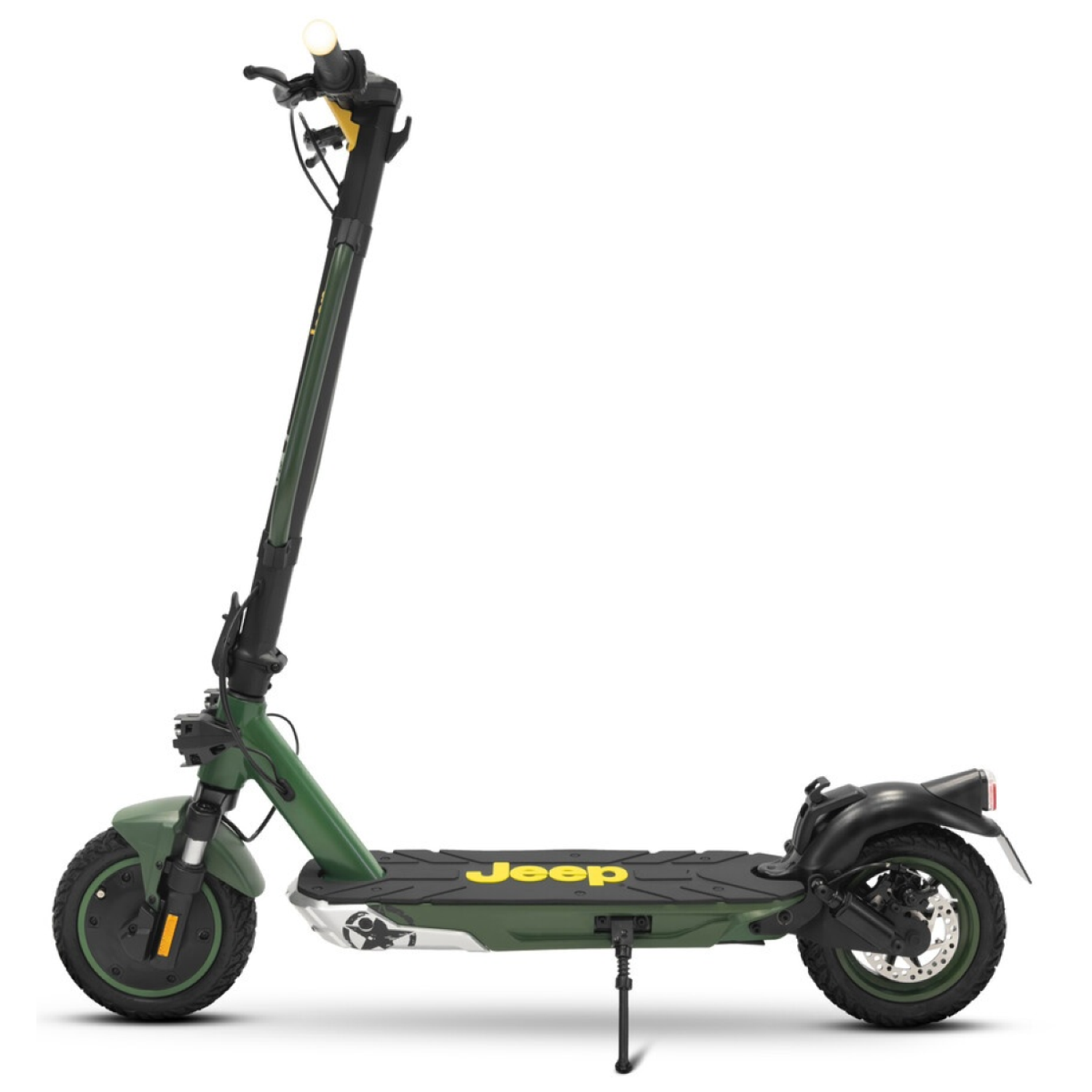 Een groene Jeep elektrische scooter op een witte achtergrond. Het heeft een zwart deck, een geel Jeep logo en een koplamp.