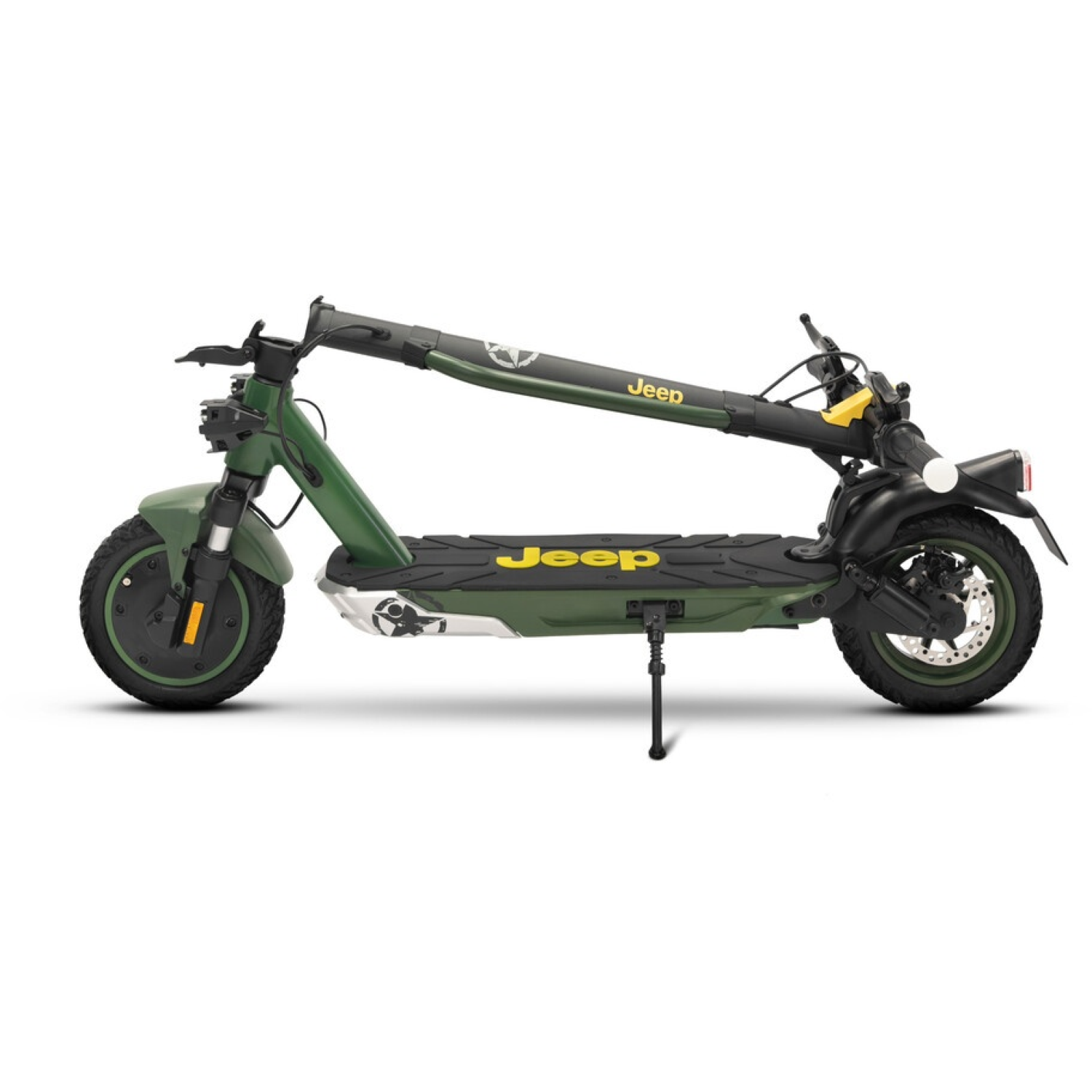 Groene Jeep elektrische scooter. Zwarte details, gele Jeep logo. Zwarte banden en een standaard op een witte achtergrond.