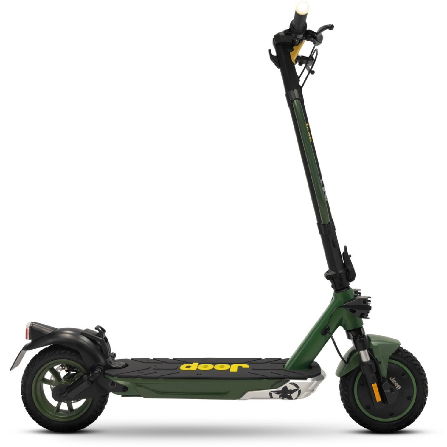 Een groene Jeep elektrische scooter op een witte achtergrond. De scooter heeft zwarte banden, een geel logo en een zwart dek.