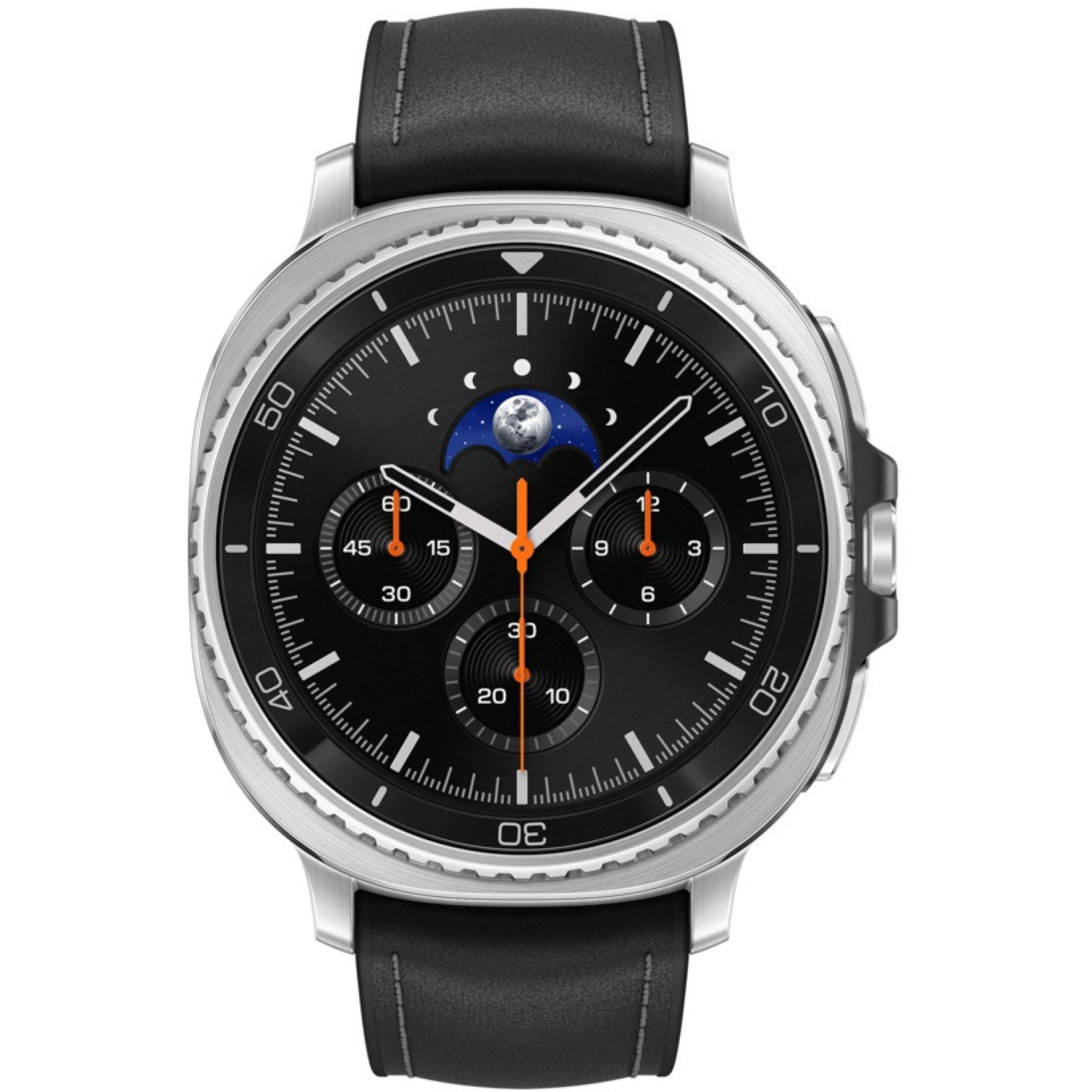 Une montre connectée argentée avec un cadran noir, des sous-cadrans, des aiguilles orange et un bracelet en cuir. La montre affiche la phase lunaire.