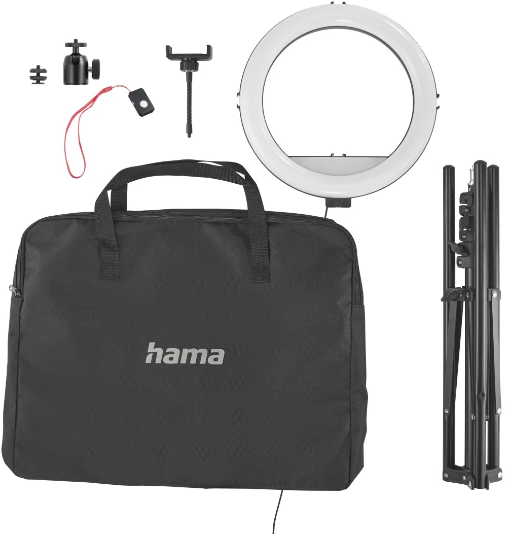 Ein schwarzes Ringlicht-Kit mit Stativ, Tragetasche und Zubehör. Die Tasche hat das 'hama' Logo.