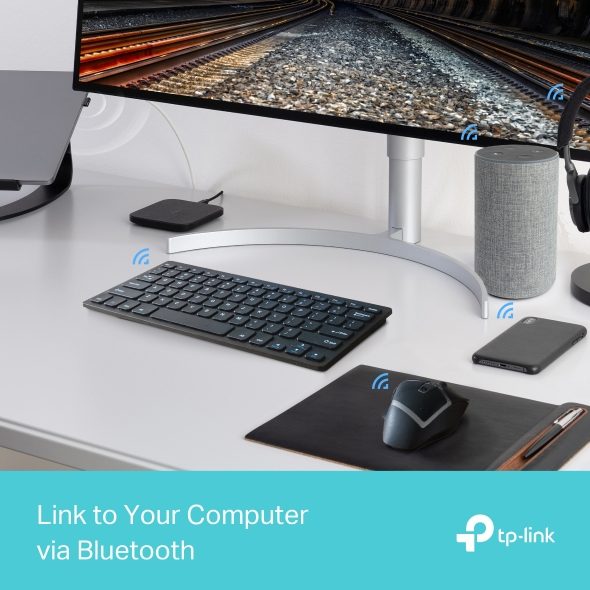 Un'impostazione da scrivania con monitor, tastiera, mouse, altoparlante e telefono. Tutti collegati in modalità wireless. Lo schermo mostra un binario ferroviario.