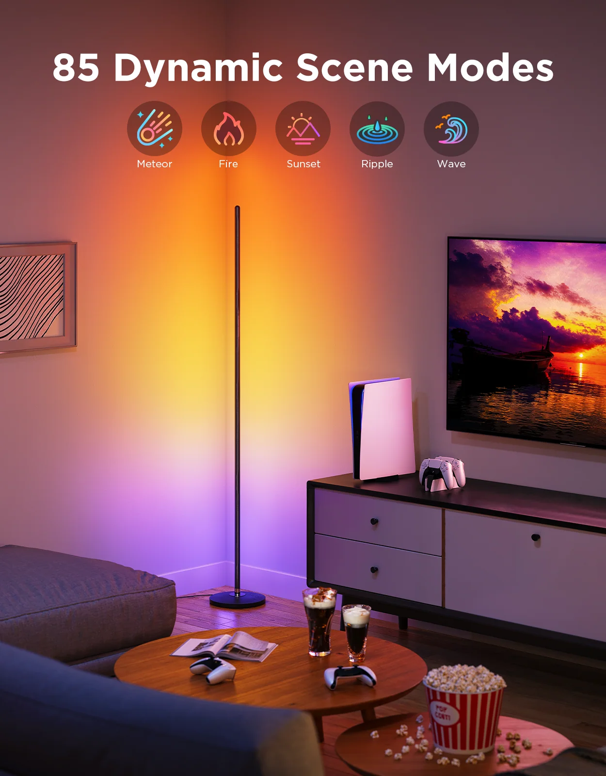 Un soggiorno illuminato da una lampada ad angolo. La scena comprende una TV, una PlayStation, bevande e un secchio di popcorn.
