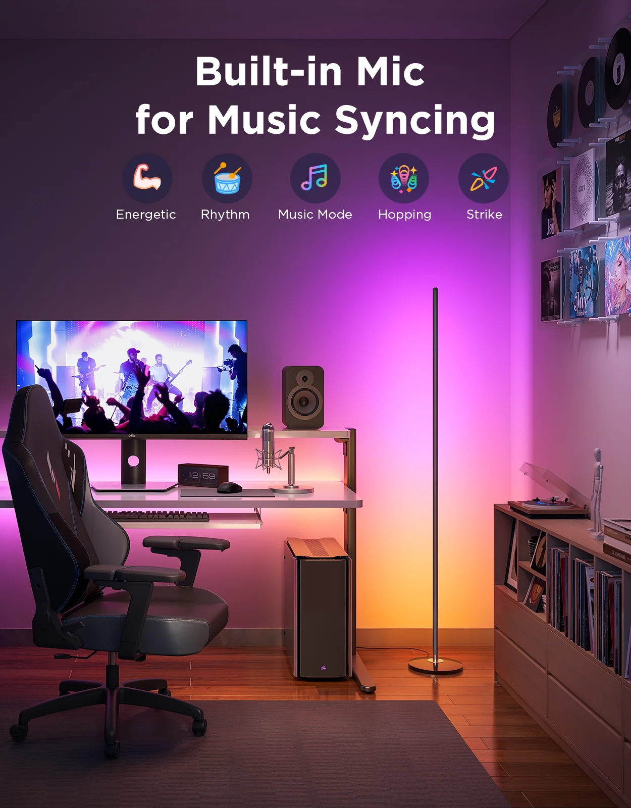 Un'impostazione di gioco con computer, sedia e luce a LED. Uno schermo mostra un concerto. Dischi e un altoparlante sono visibili.