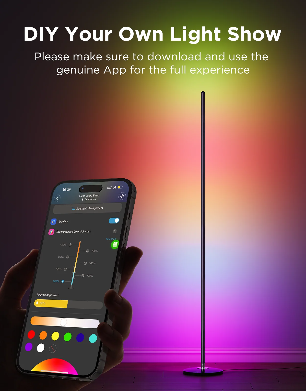 Una mano tiene un telefono che controlla una lampada da terra che cambia colore. La lampada è illuminata con gradienti. Testo di sfondo.