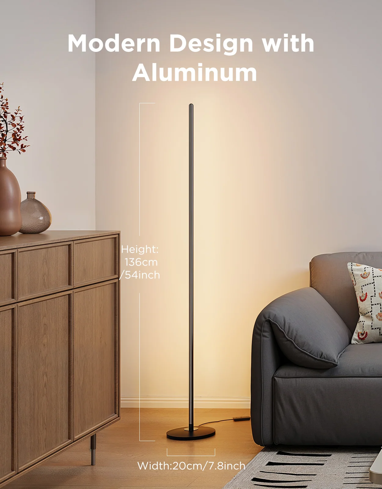 Soggiorno moderno con lampada da terra alta e nera. Un mobile in legno e un divano grigio su entrambi i lati.