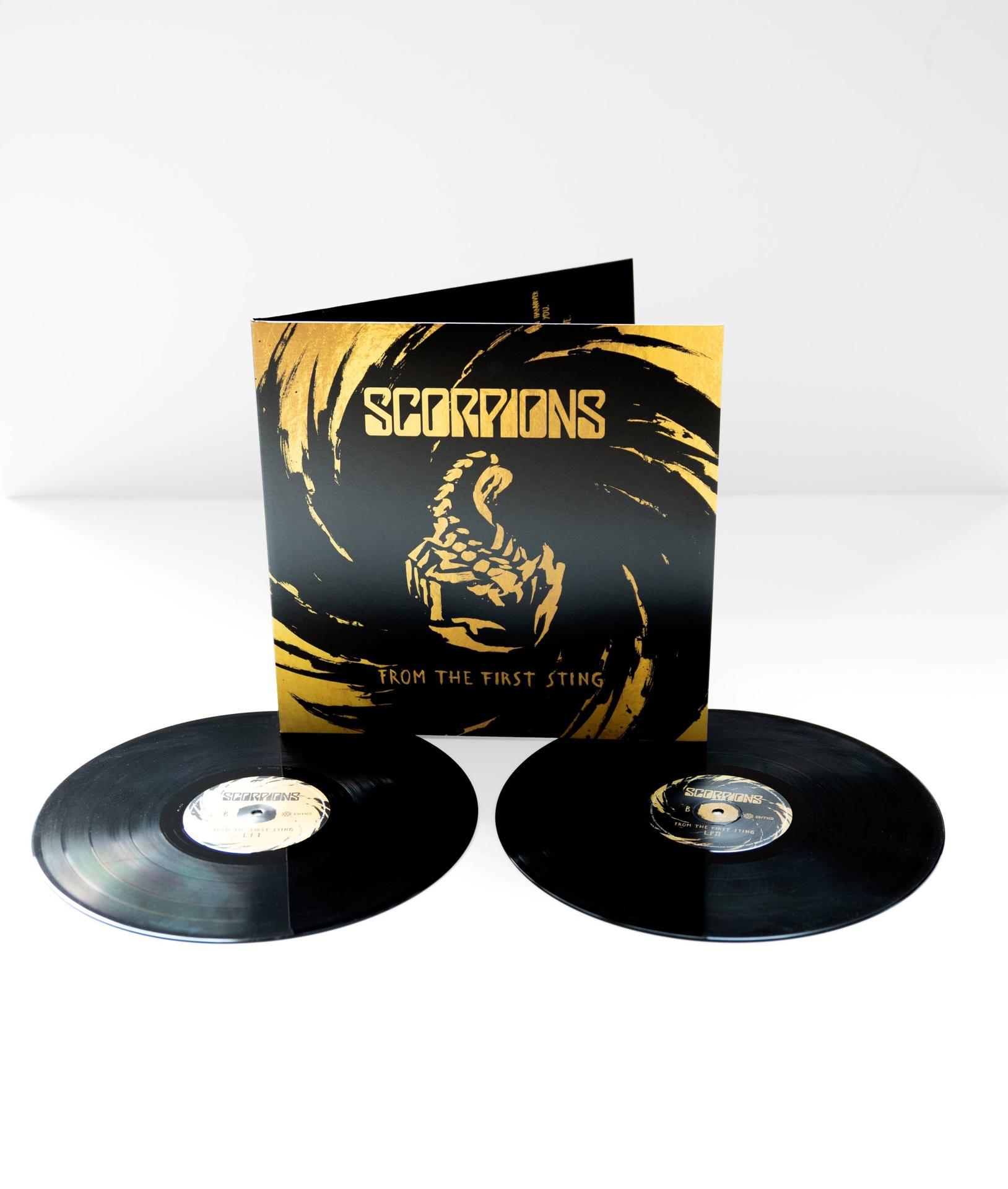 Ein Vinyl-Schallplattenset von Scorpions, betitelt 'From the First Sting'. Das Cover ist schwarz und gold, zwei Platten sichtbar.