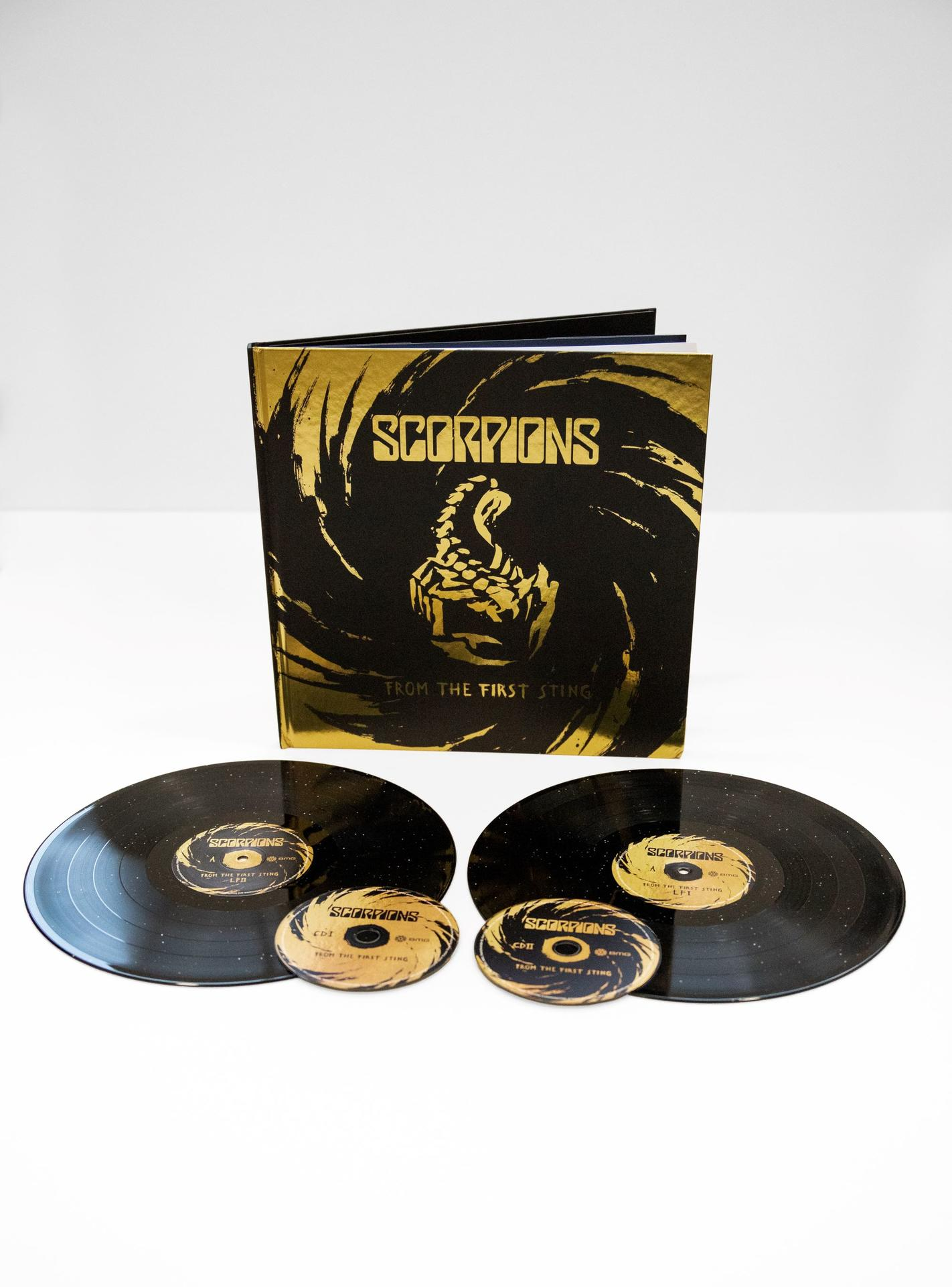 Ein Scorpions-Albumcover mit schwarzem und goldenem Design. Zwei Schallplatten und zwei CDs sind vor dem Album platziert.