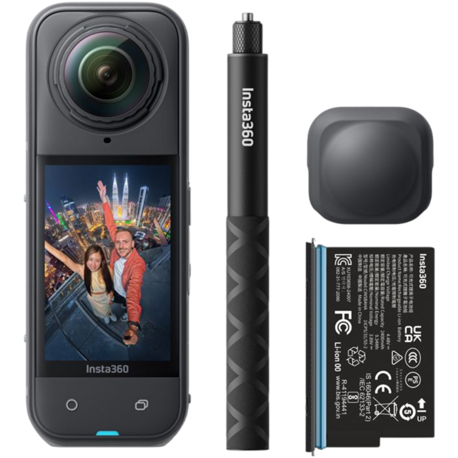 Insta360 camera, selfiestick en batterij. De camera toont een stel met opgeheven armen, stadsachtergrond.