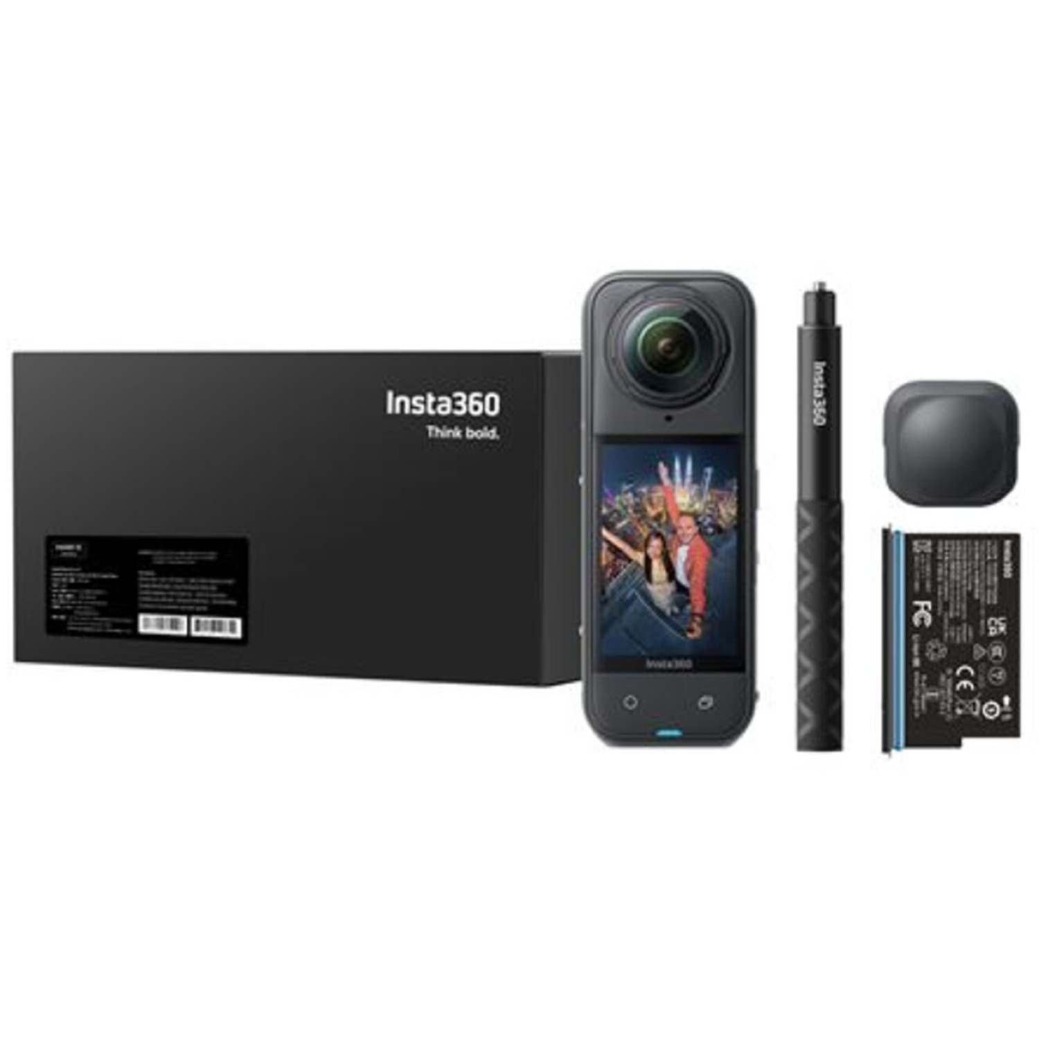 Insta360-camerapakket met doos, camera, selfiestick, lensdop en batterij. De camera toont een stel. Zwart en grijs domineren.