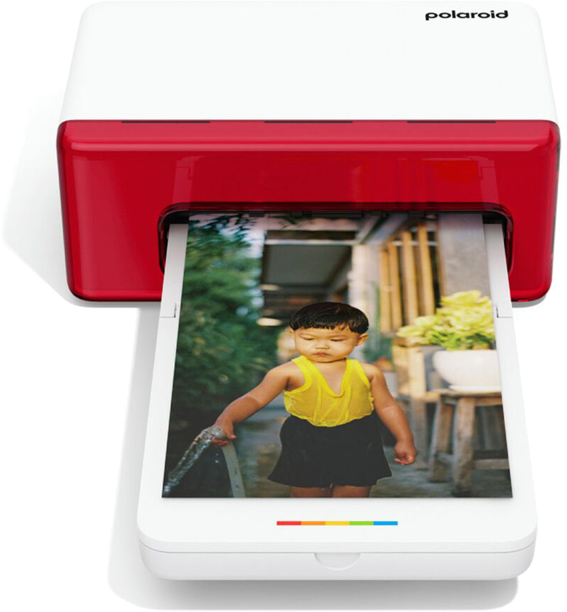 Polaroid-Drucker, der ein Foto druckt. Das Foto zeigt ein Kind in gelbem Oberteil und schwarzen Shorts, das einen Schlauch hält.