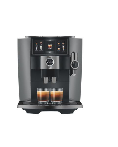 Graue Jura-Kaffeemaschine mit zwei Espressogläsern. Die Maschine hat ein Display mit Kaffeeoptionen.