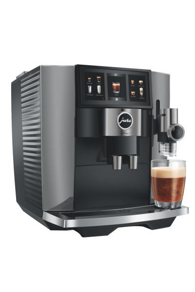 Eine silber-schwarze Jura-Kaffeemaschine mit einer Tasse Kaffee. Die Maschine hat einen Touchscreen.