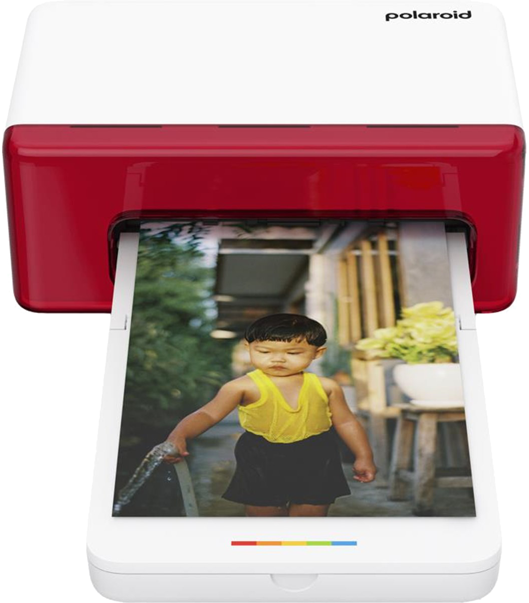 Polaroid-Drucker, der ein Foto eines Kindes in gelbem Oberteil und schwarzen Shorts druckt, das einen Schlauch hält. Hintergrund: Haus und Pflanzen.