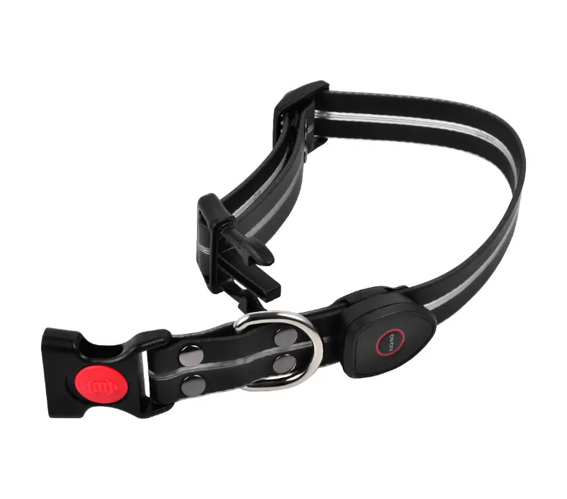 Czarna obroża dla psa z odblaskowymi paskami i czerwonym guzikiem. Ma klamrę i metalowy pierścień.