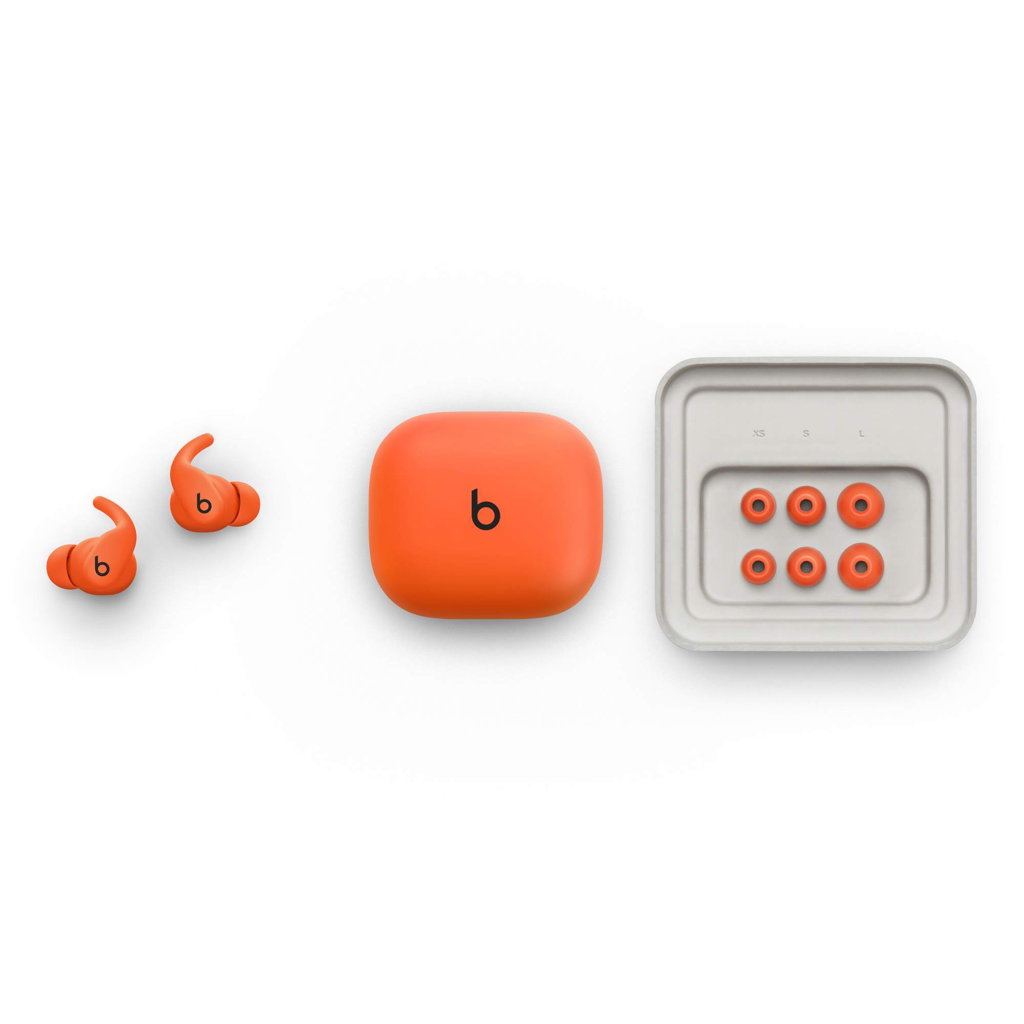 Orange Beats-Ohrhörer, Ladecase mit 'b'-Logo und zusätzliche Ohrstöpsel auf weißem Hintergrund.