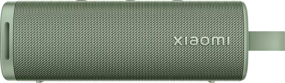Un altoparlante portatile Xiaomi verde. Ha una maniglia e il marchio è visibile. L'altoparlante ha una superficie strutturata.