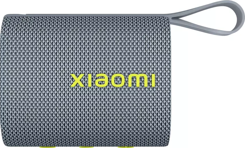 Un altoparlante Xiaomi grigio con trama intrecciata, logo giallo e maniglia ad anello grigia.
