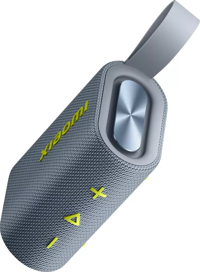 Un altoparlante portatile grigio con dettagli gialli. Ha un pulsante argentato e un cinturino grigio. Il marchio è 'Xiaomi'.
