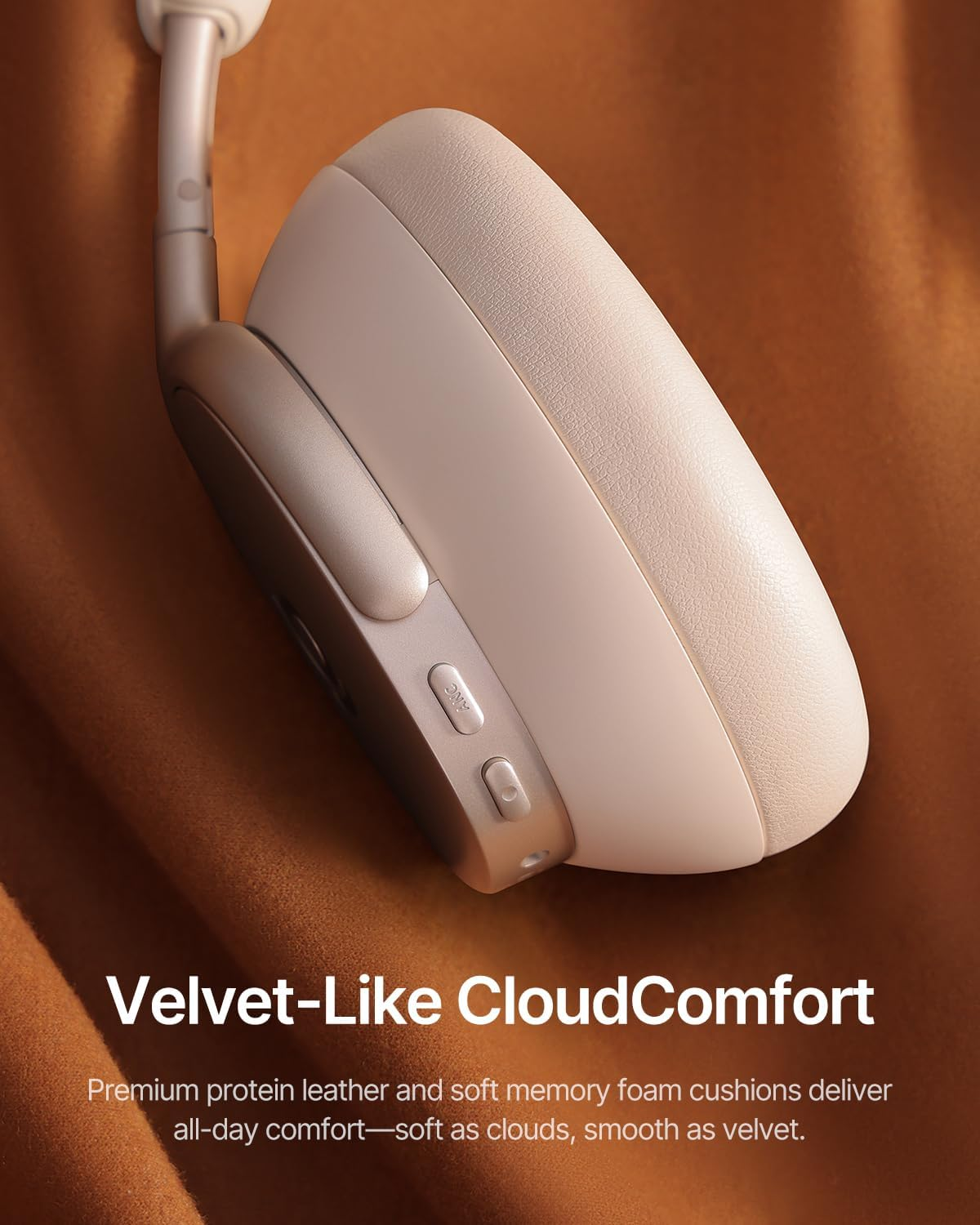 Cuffie beige su superficie marrone. Le cuffie hanno pulsanti. Testo in basso: 'Velvet-Like CloudComfort'.