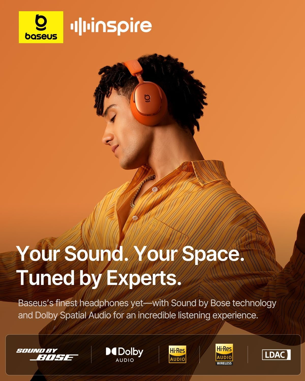 Ein Mann mit orangefarbenen Kopfhörern. Der Hintergrund ist orange. Der Text lautet: 'Your Sound. Your Space. Tuned by Experts.'