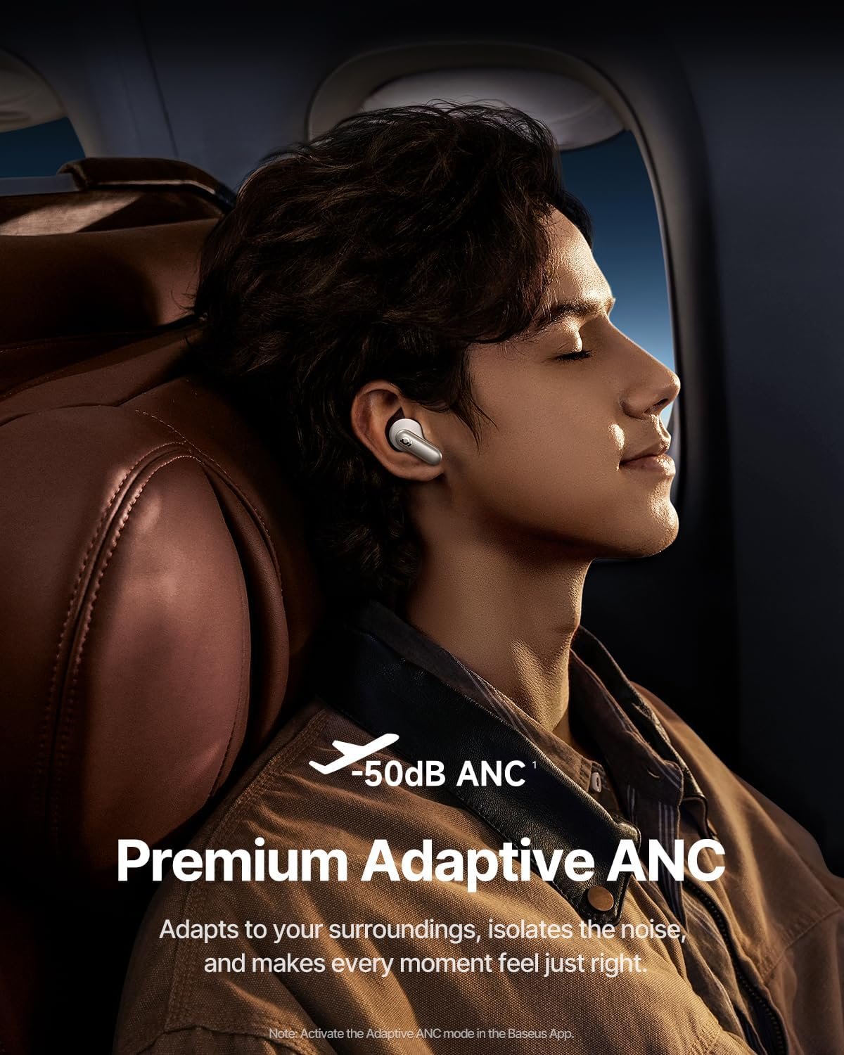 Ein Mann mit Ohrhörern im Flugzeug, Augen geschlossen, mit Text: Premium Adaptive ANC -50dB.