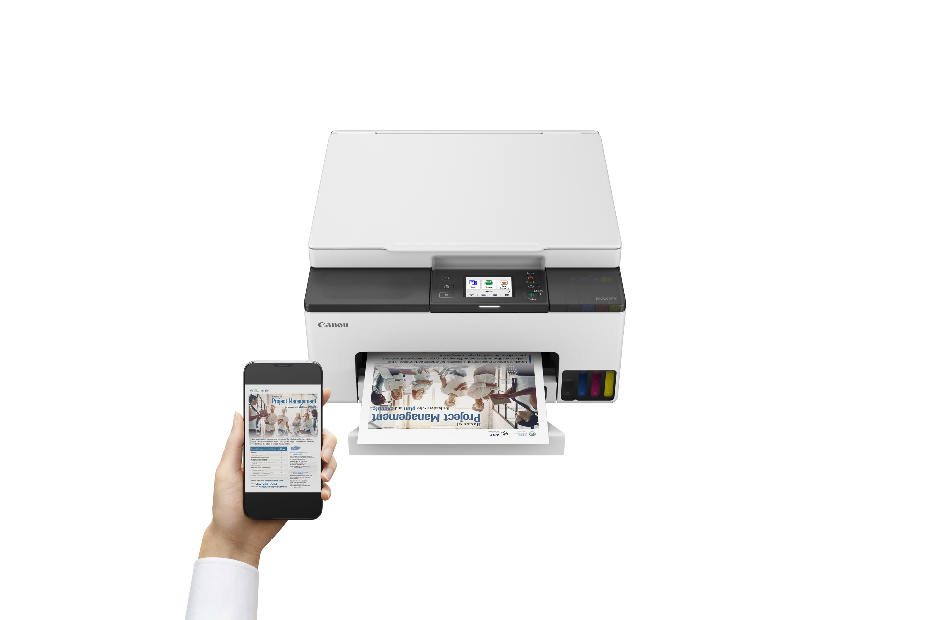 Ein weißer Canon-Drucker druckt ein Dokument mit dem Titel 'Project Management'. Eine Hand hält ein Telefon mit demselben Dokument.