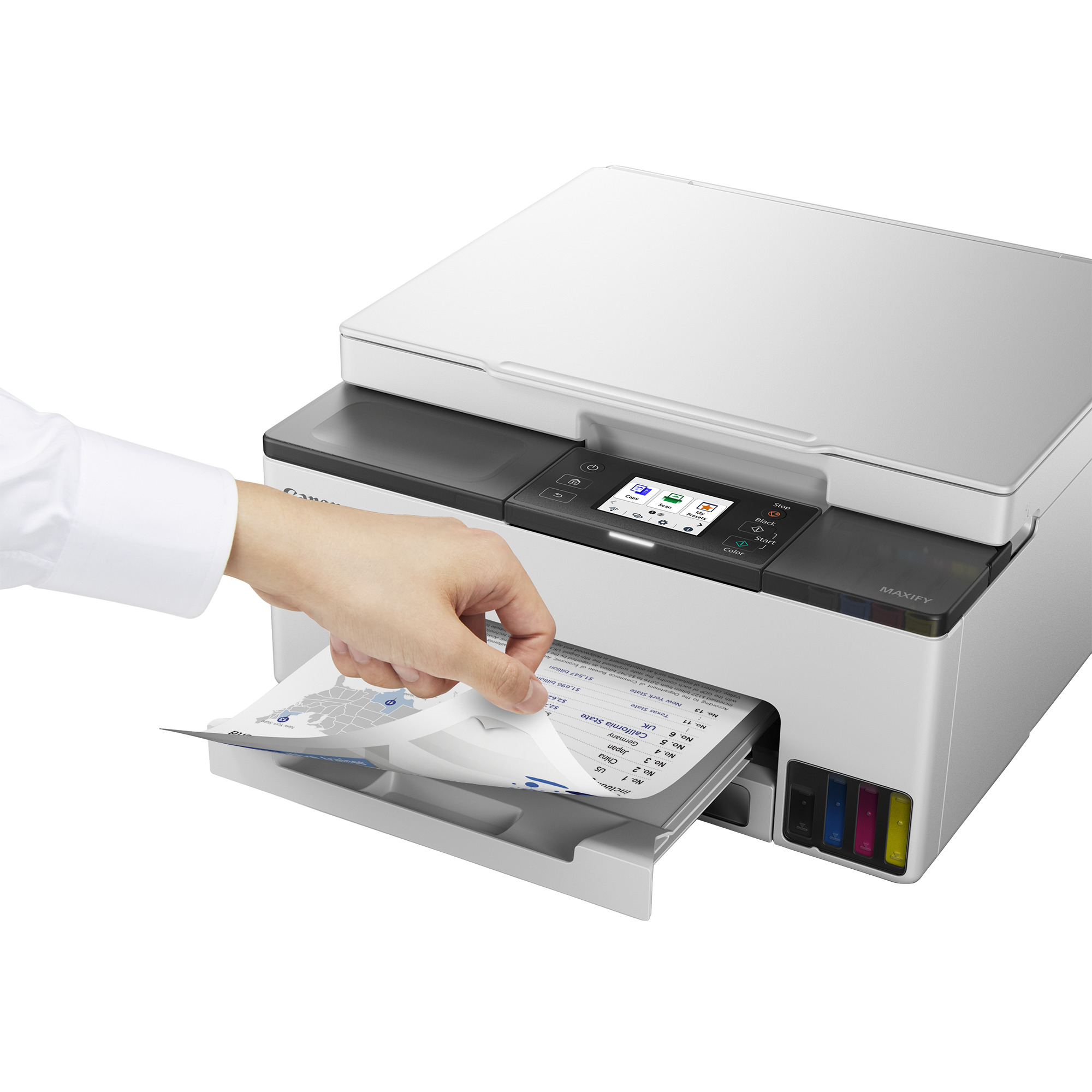 Eine Hand zieht ein bedrucktes Papier aus einem schwarz-weißen Drucker. Der Drucker hat einen Touchscreen und Tintenpatronen.