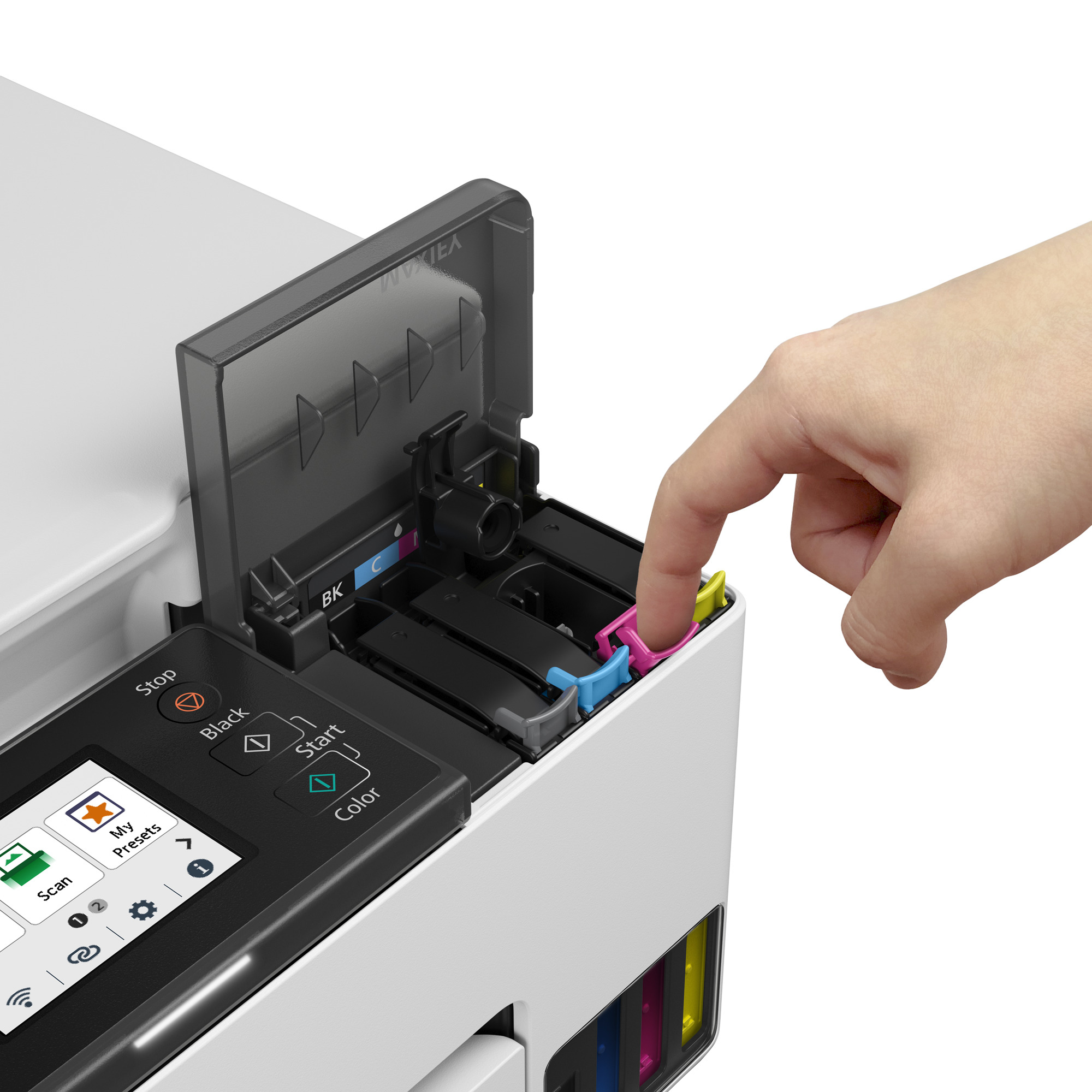 Eine Hand drückt eine rosa Tintenpatrone in einen Drucker. Der Drucker ist weiß und schwarz.