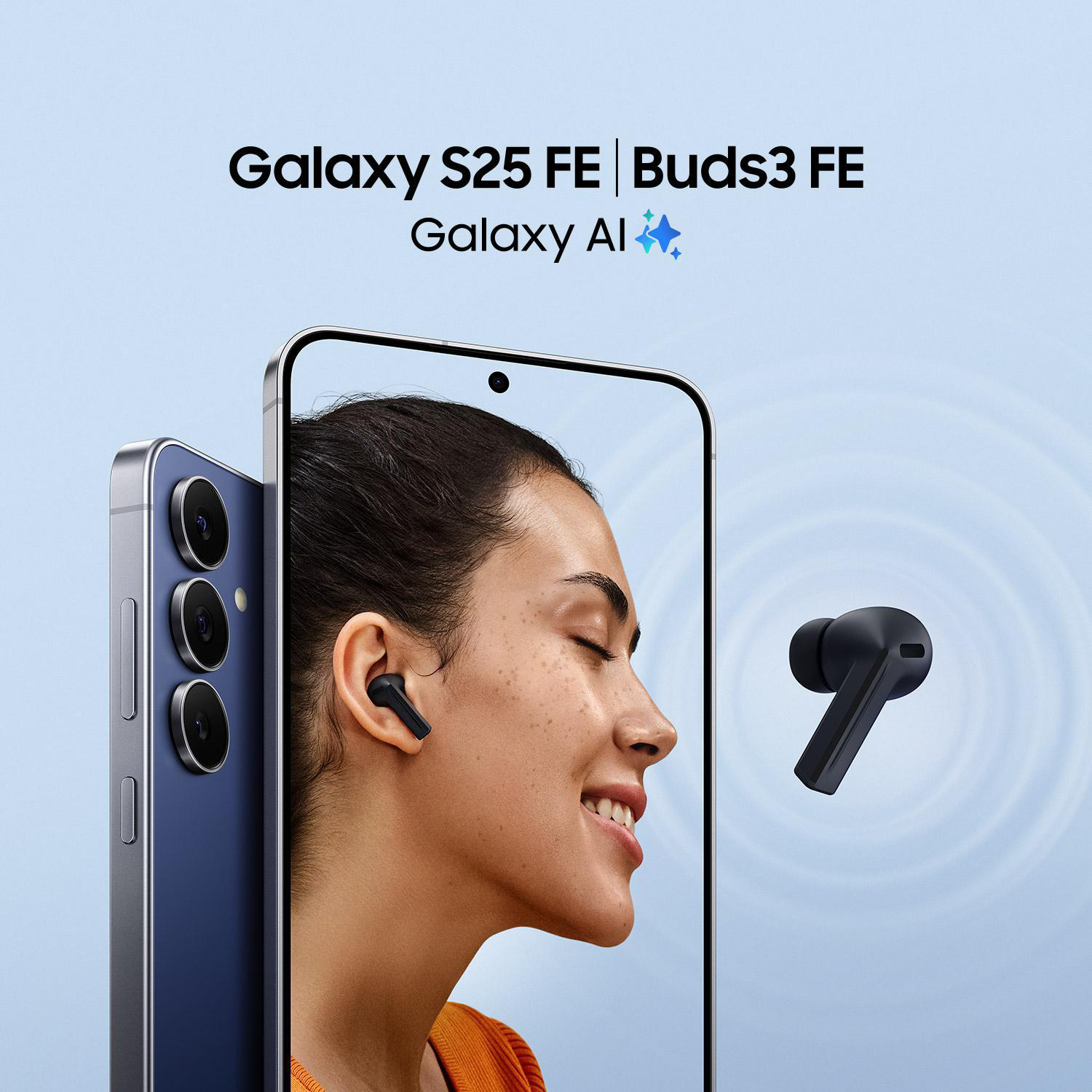Eine Frau lächelt, trägt Ohrhörer, mit einem Telefon und einem Paar Ohrhörer im Hintergrund. Der Text oben lautet Galaxy S25 FE | Buds3 FE.