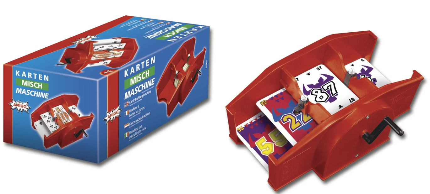 Eine Kartenmischmaschine, roter Kunststoff, mit sichtbaren Karten. Die verpackte Version zeigt die Maschine. Karten haben Zahlen und Symbole.