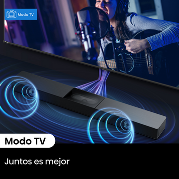 Una mujer toca la guitarra frente a un televisor. Una barra de sonido está frente al televisor con ondas de sonido.
