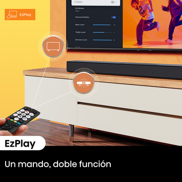 Una persona sostiene un mando a distancia. La imagen muestra una barra de sonido, un televisor y un mueble. El televisor muestra ajustes.