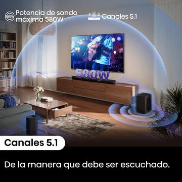 Una sala de estar con TV, barra de sonido y subwoofer. Texto: 580W, 5.1 canales. El texto dice 'como debe ser escuchado'.