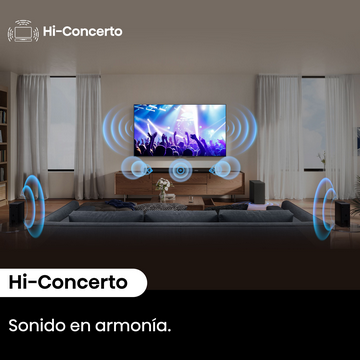 Salón con TV mostrando concierto. Ondas de sonido de altavoces y barra de sonido. Sofá, cortinas, gabinete visibles.