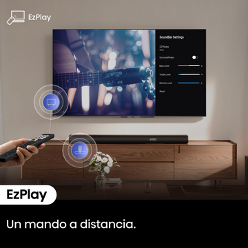 Persona con mando a distancia ajustando configuraciones de barra de sonido en TV. Gabinete de madera con flores.