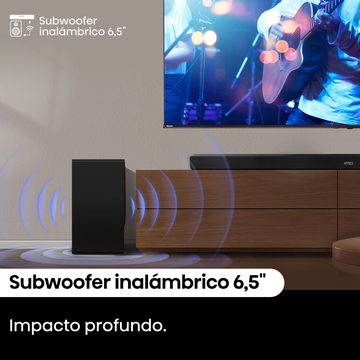 Subwoofer negro junto a un mueble de TV, con un televisor mostrando una banda. Gráfico de ondas azules.