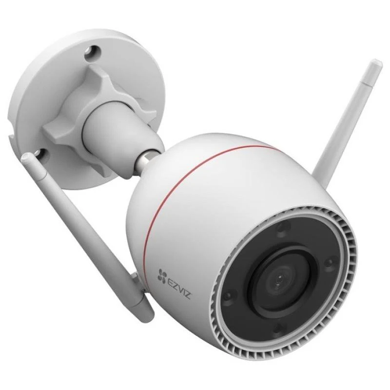 Una cámara de seguridad EZVIZ blanca con dos antenas. La cámara tiene una franja roja y está montada sobre una base blanca.