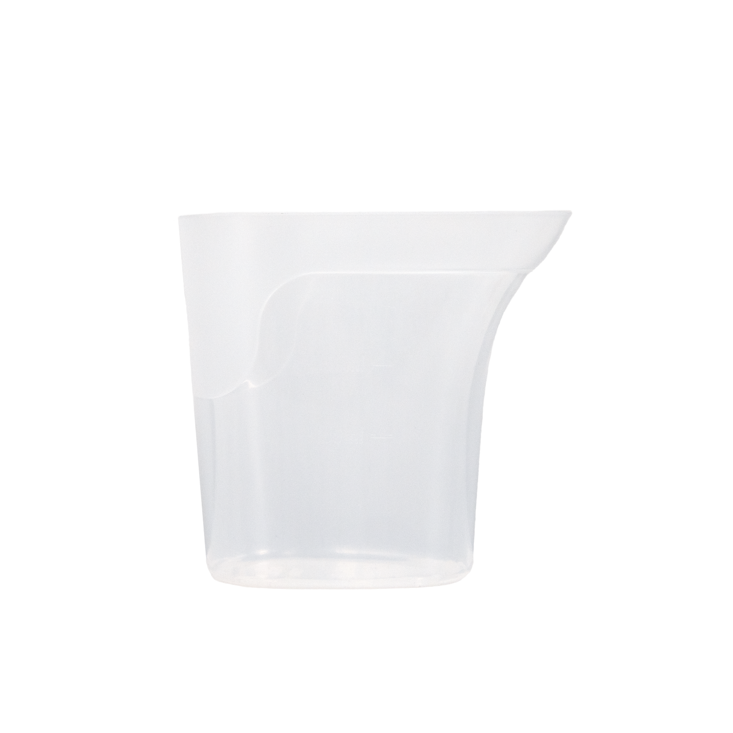 Una taza medidora de plástico blanco con pico sobre un fondo gris. La taza está vacía y tiene una apariencia translúcida.