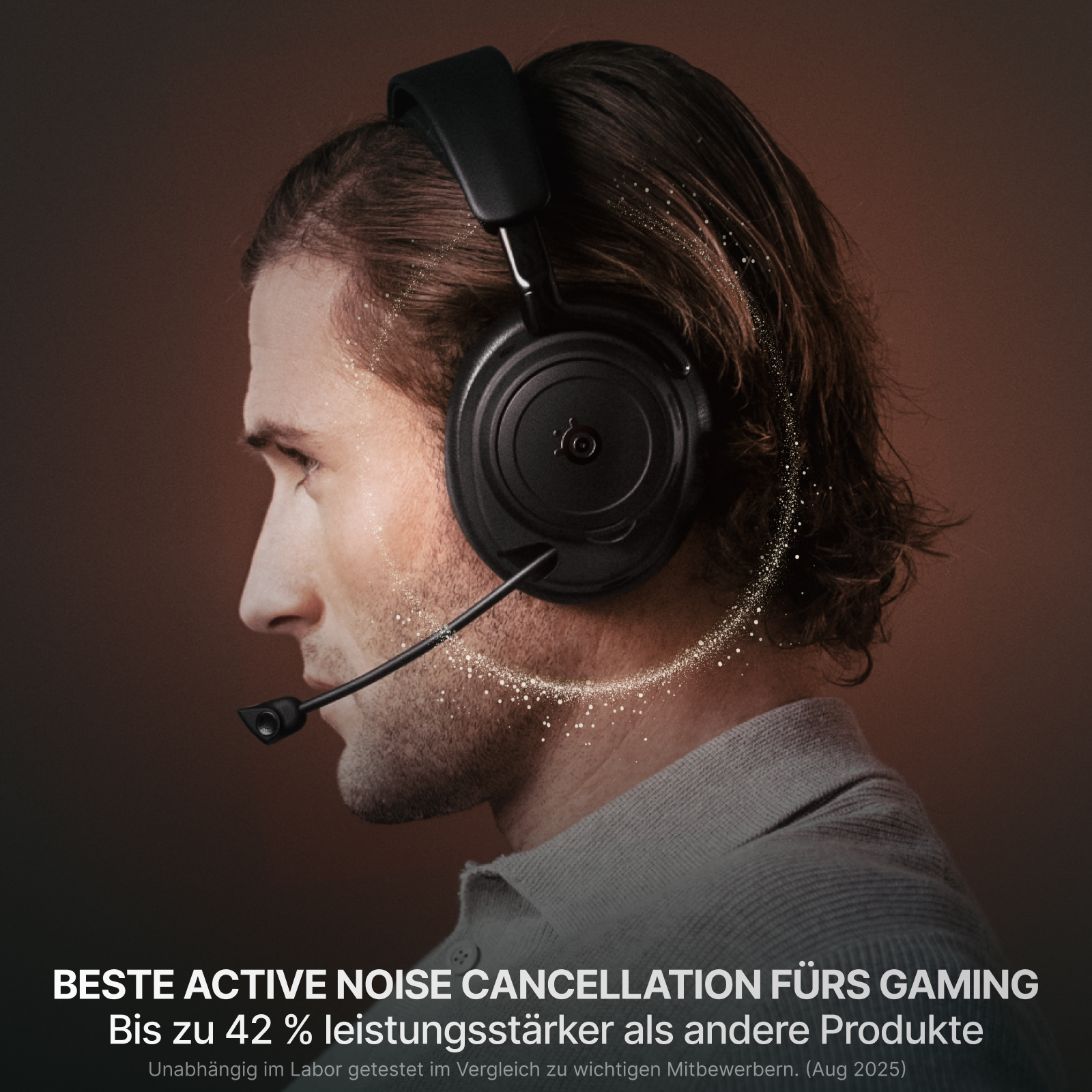 Ein Mann mit schwarzen Kopfhörern und Mikrofon auf braunem Hintergrund. Text: 'Beste Active Noise Cancellation'.